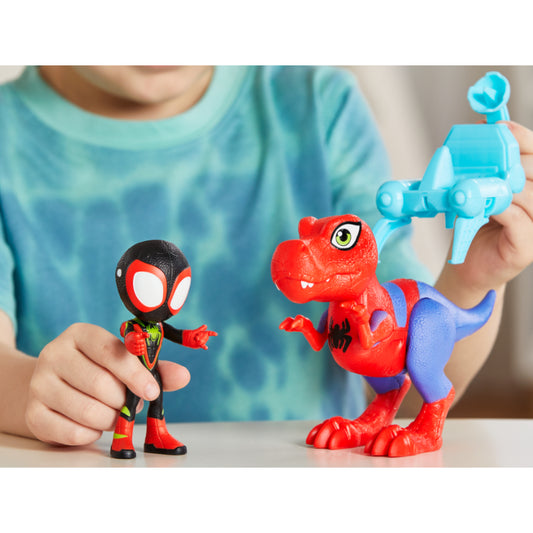 Figura de Spider-Man y dinosaurio rojo en manos de un niño, juego divertido