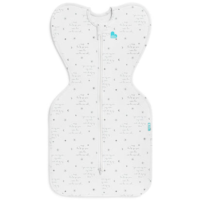 Swaddle blanco LOVE TO DREAM con diseño de estrellas, vista frontal y suave tela