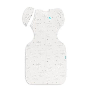 Swaddle blanco de LOVE TO DREAM, vista frontal en habitación de bebé