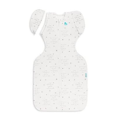 Swaddle blanco de LOVE TO DREAM, vista frontal en habitación de bebé