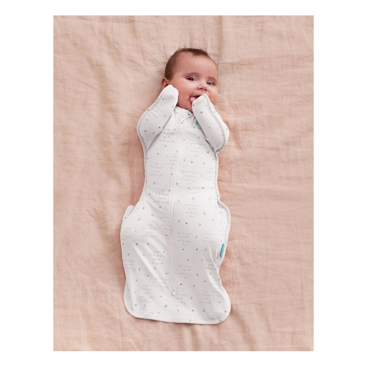 Swaddle blanco LOVE TO DREAM vista frontal sobre manta suave