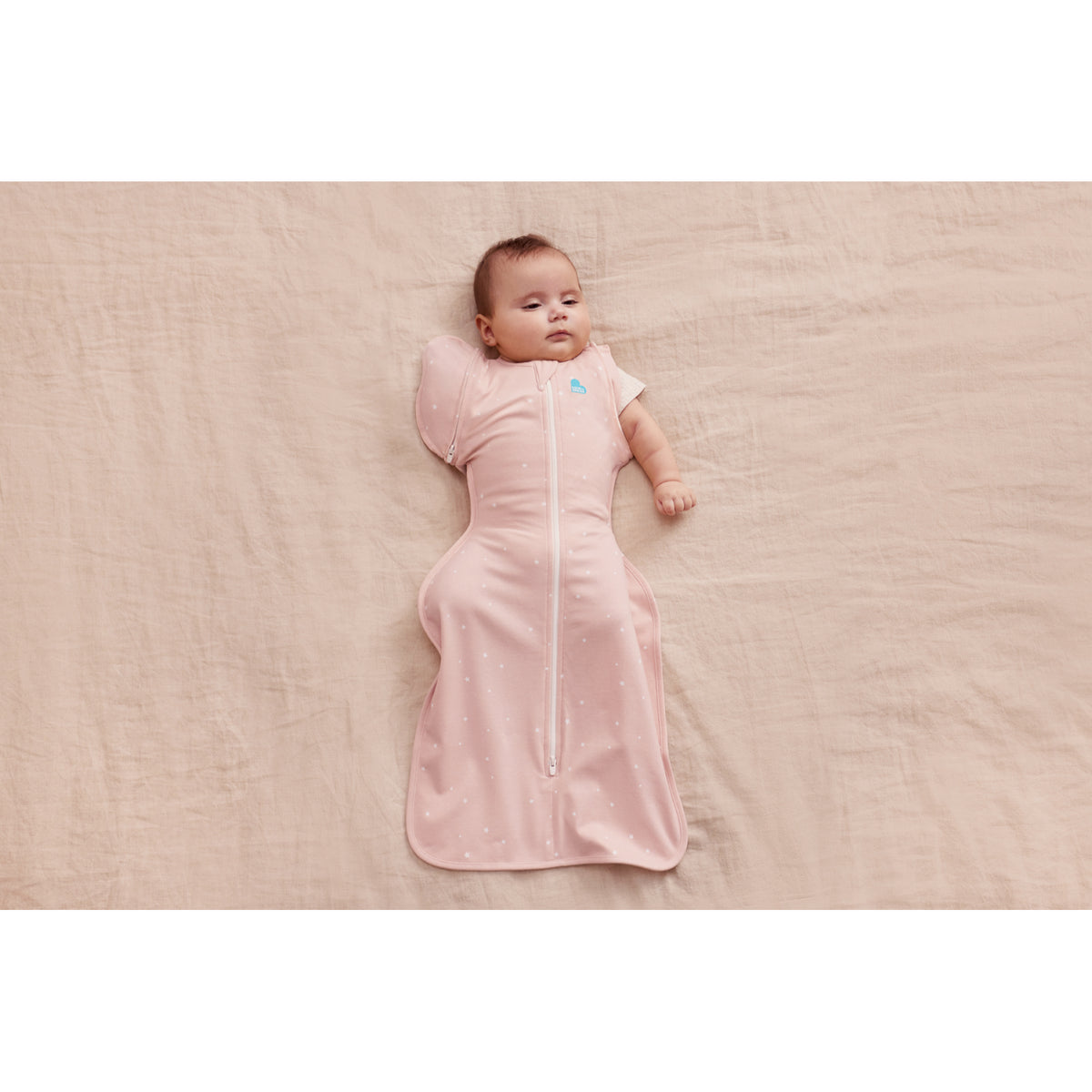 Swaddle rosa de LOVE TO DREAM, bebé acostado en una superficie suave