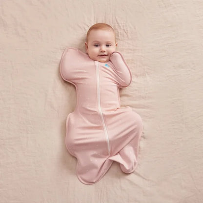 Swaddle rosa LOVE TO DREAM en vista frontal, ideal para dormir seguros