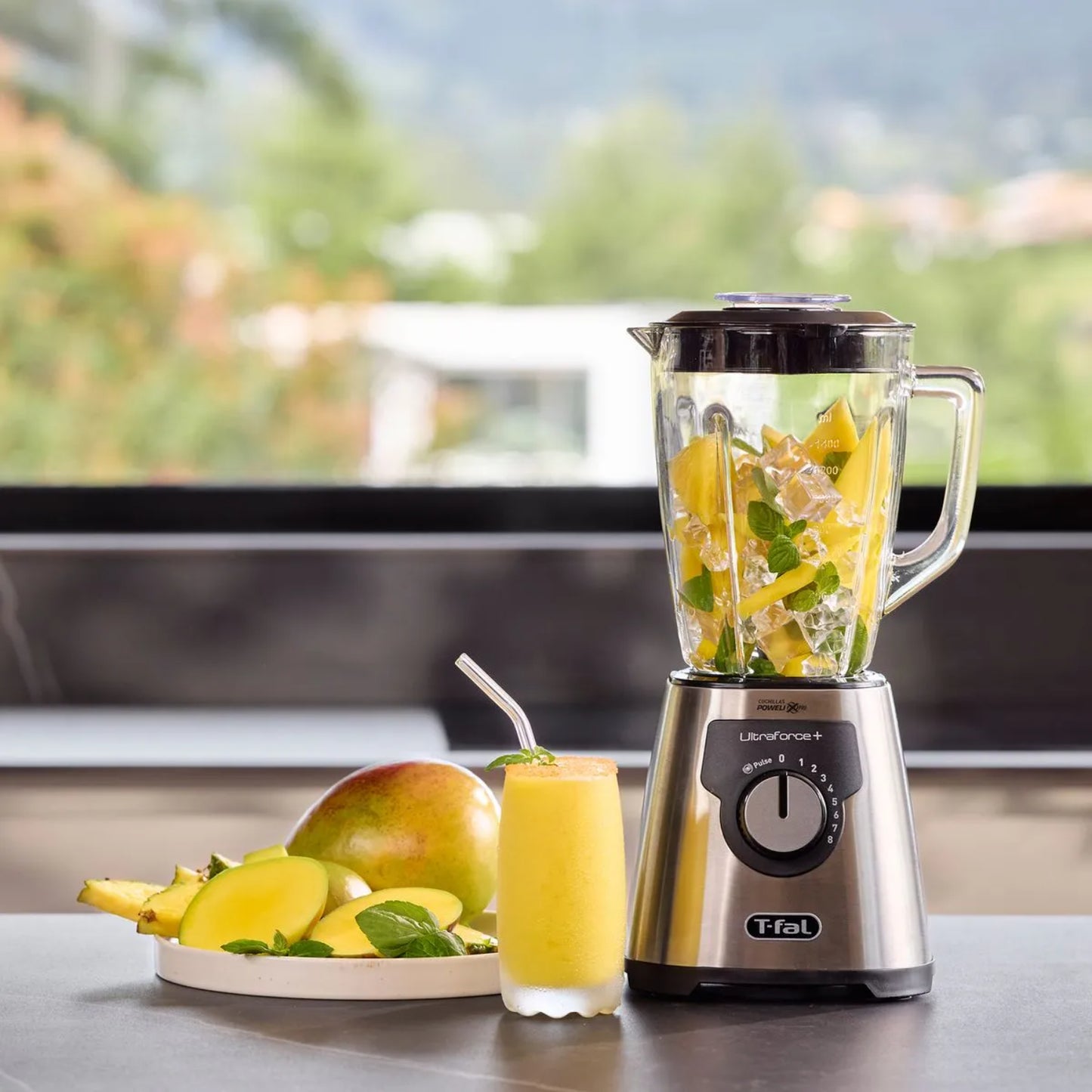 licuadora T-Fal plateada con frutas frescas, cocina moderna