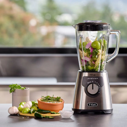 licuadora T-Fal plateada con ingredientes frescos, vista frontal en cocina moderna