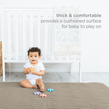 Alfombra gruesa y cómoda en color marrón, ideal para que el bebé juegue en casa