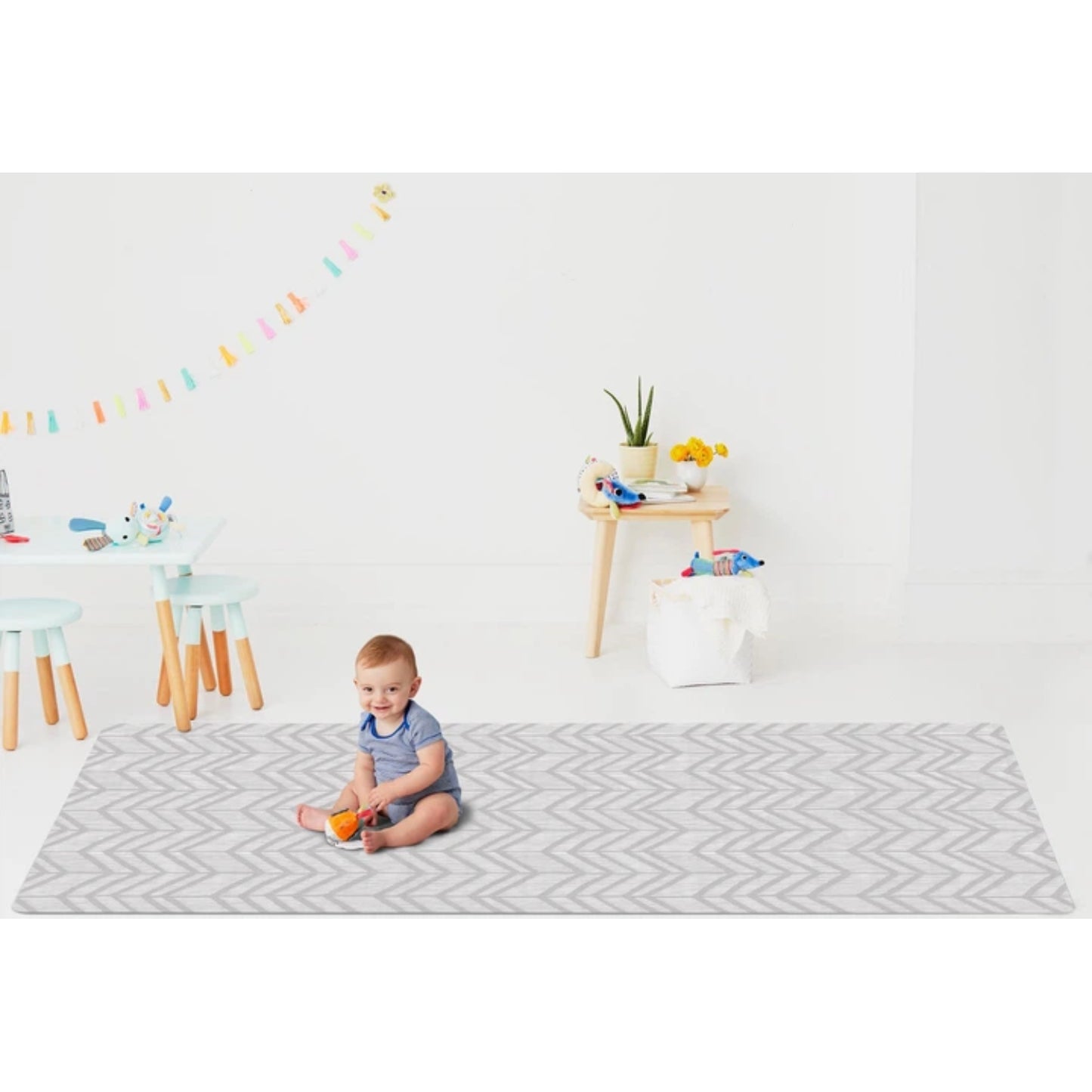 Alfombra gris con diseño zigzag, niño jugando en sala de juegos