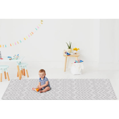 Alfombra gris con diseño zigzag, niño jugando en sala de juegos