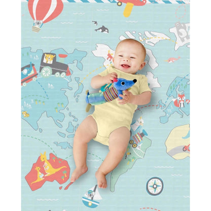 Alfombra de juego SKIP*HOP con diseño de mapa mundial y bebé jugando
