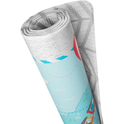 Alfombra de juego SKIP*HOP azul enrollada, vista lateral, ideal para niños