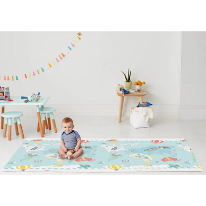Alfombra para bebés SKIP*HOP azul con ilustraciones coloridas y vista amplia en sala de juegos