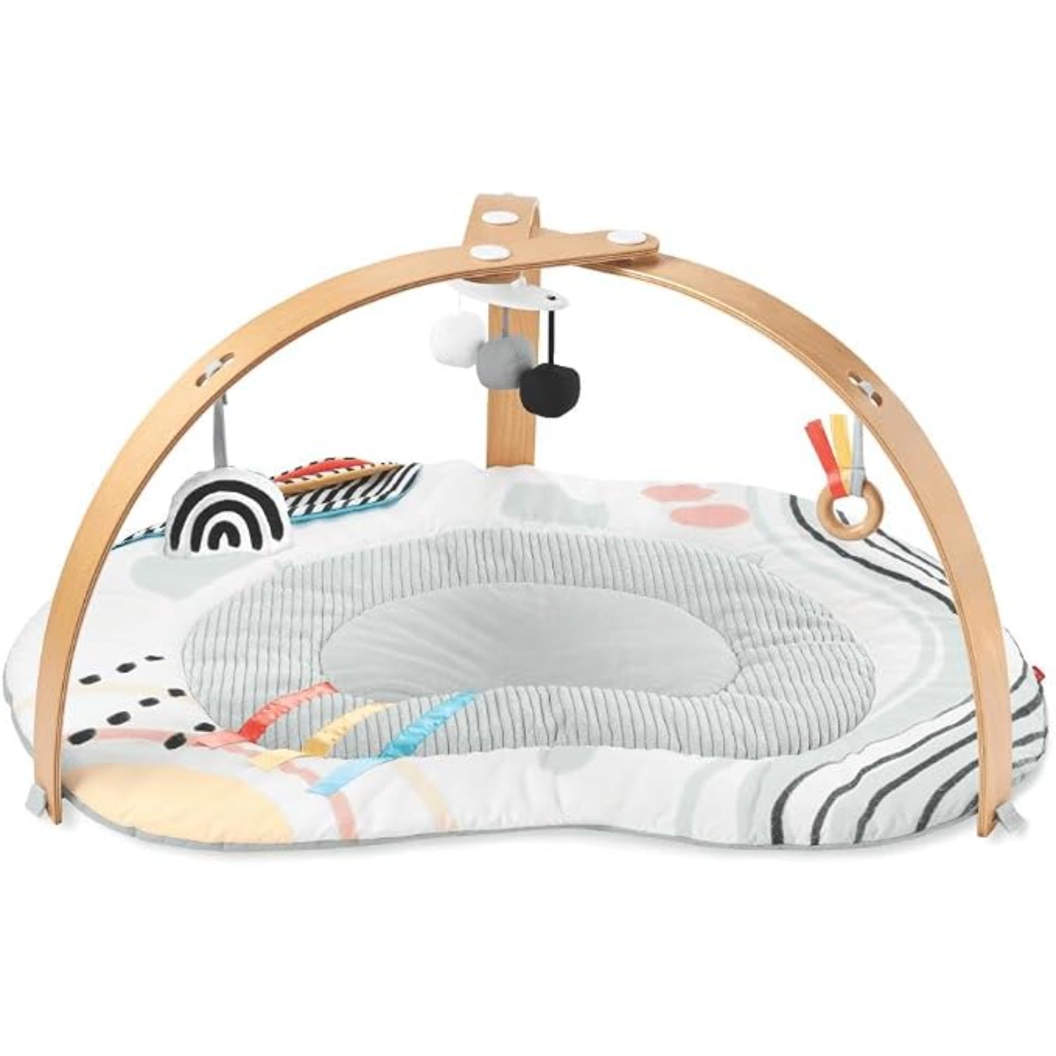 Alfombra de juego SKIP*HOP en colores neutros, vista frontal con juguetes colgantes