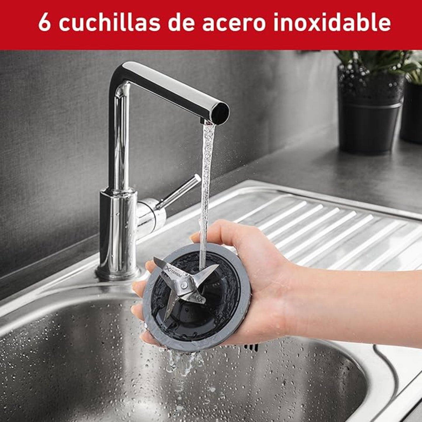 Licuadora Tefal InfinyForce XL 10 velocidades con 6 cuchillas de acero inoxidable en uso