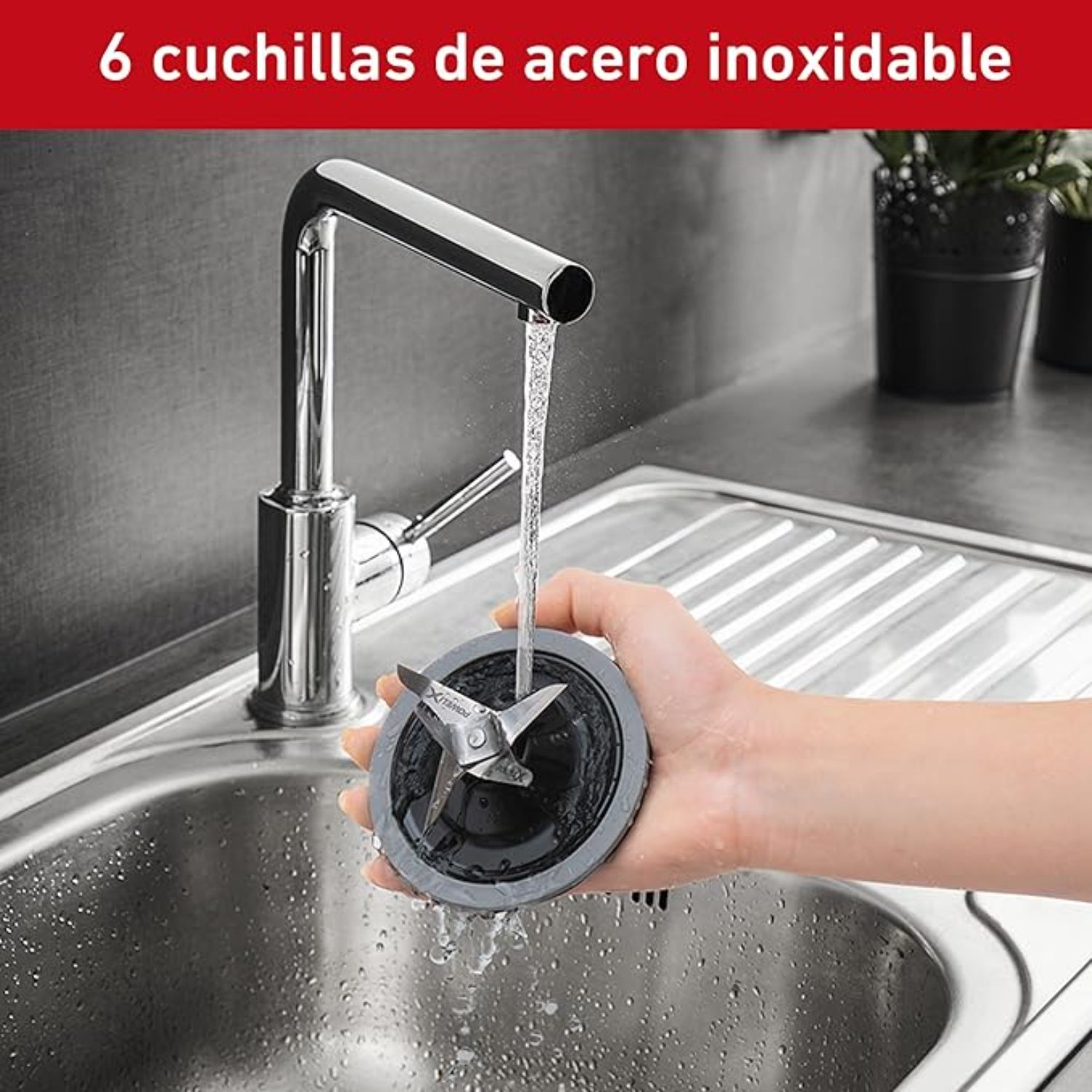 Licuadora Tefal InfinyForce XL 10 velocidades con 6 cuchillas de acero inoxidable en uso