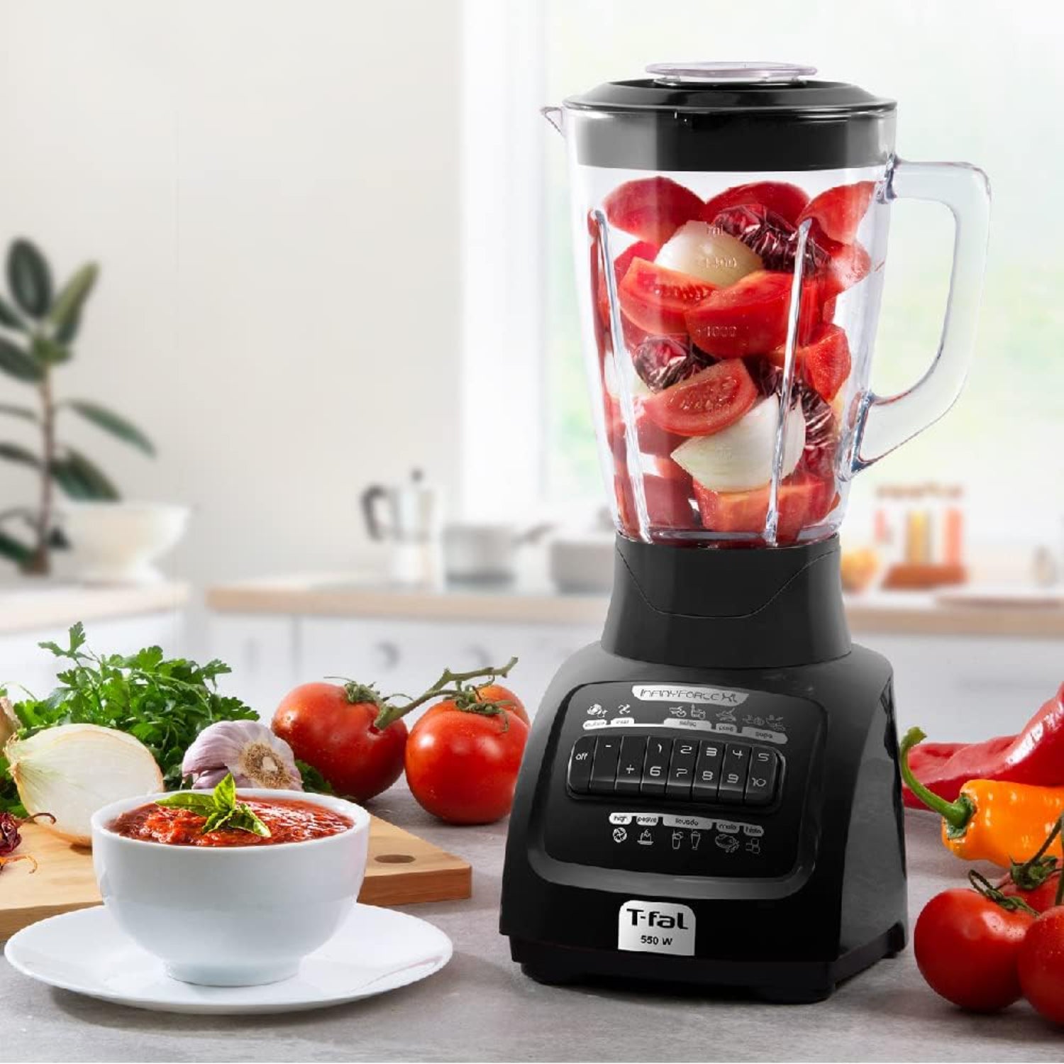 Licuadora Tefal InfinyForce XL 10 velocidades con ingredientes frescos en jarra transparente