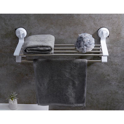 toallero blanco montado en pared con toallas grises en baño