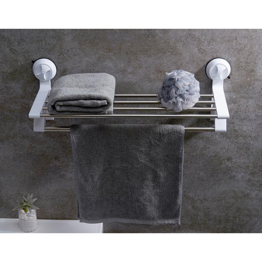toallero blanco montado en pared con toallas grises en baño