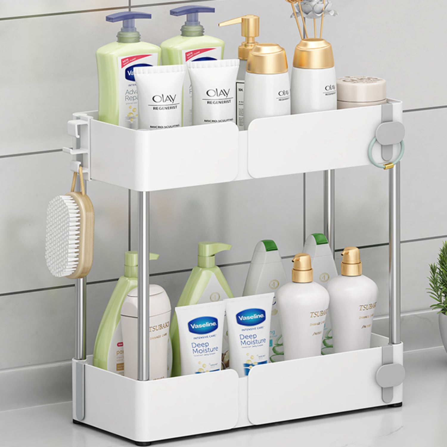 tocador blanco con estantes, productos de cuidado personal organizados