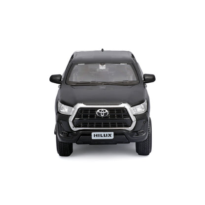 Toyota Hilux negro, vista frontal, modelo a escala de MAISTO