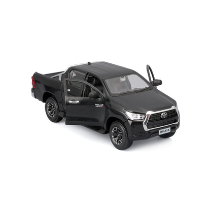 Modelo a escala Hilux negro, vista lateral con puertas abiertas