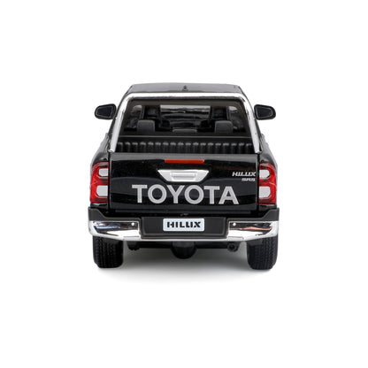 Camioneta Toyota Hilux negra, vista trasera, colección de Maisto