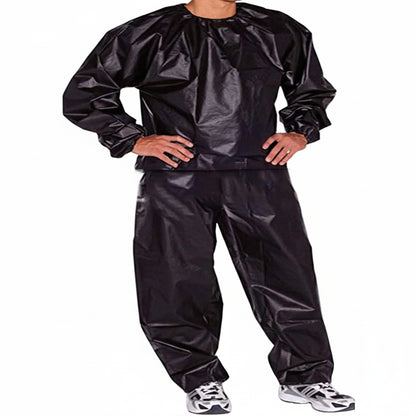 Traje negro de lluvia, vista frontal, uso en exteriores