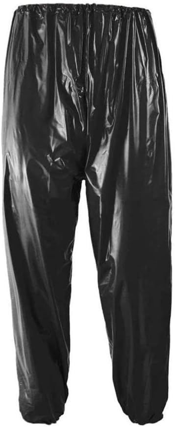 Traje impermeable negro, vista frontal en ambiente exterior