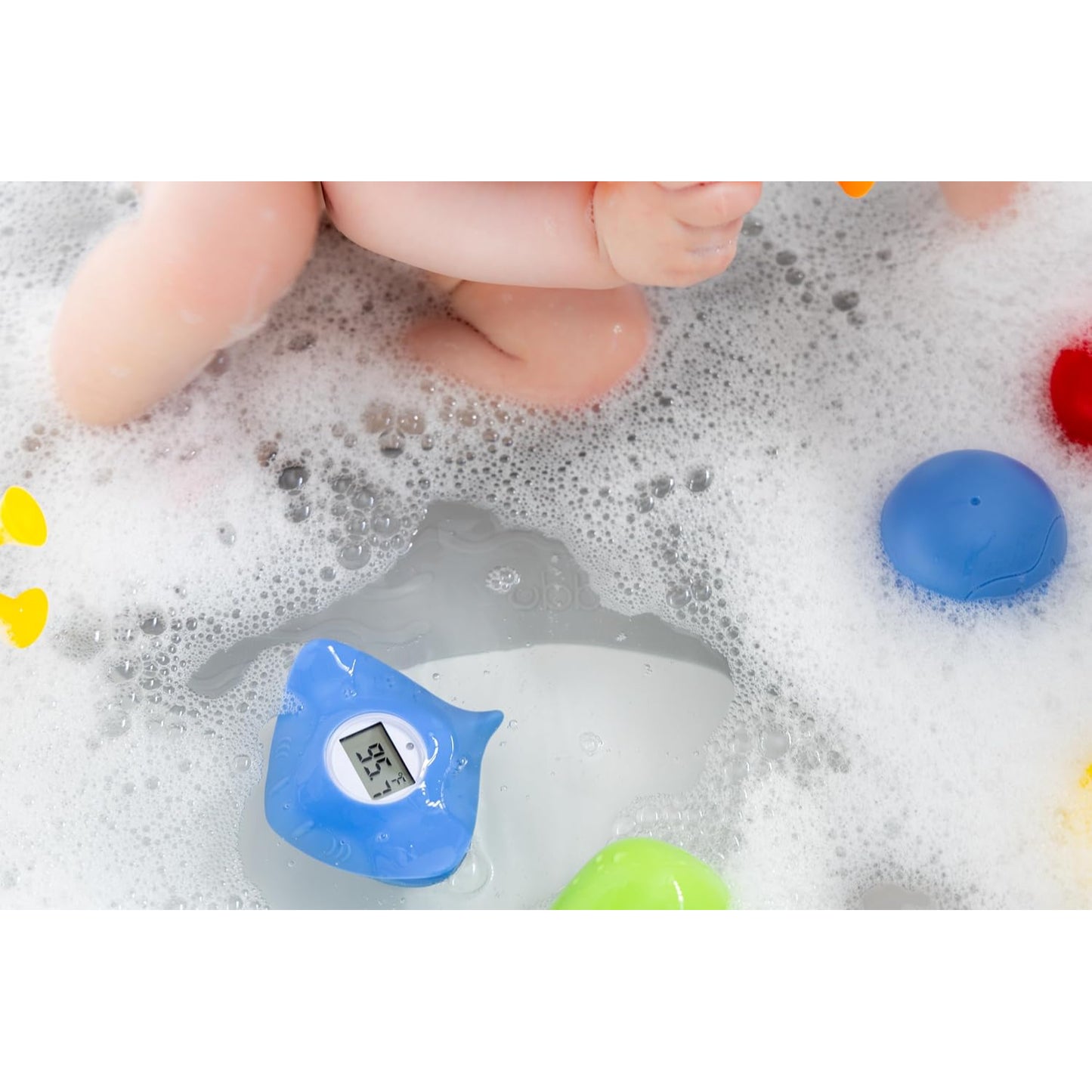 Termómetro de baño azul, flotante, con pantalla digital, en bañera con burbujas