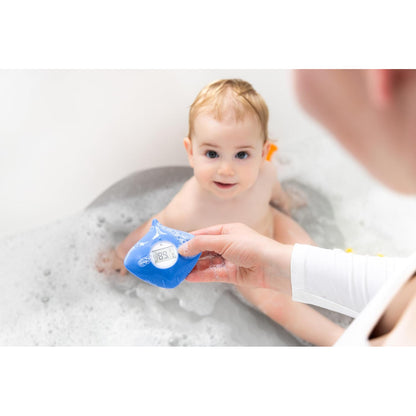 termómetro azul para baño, bebé en bañera con burbujas