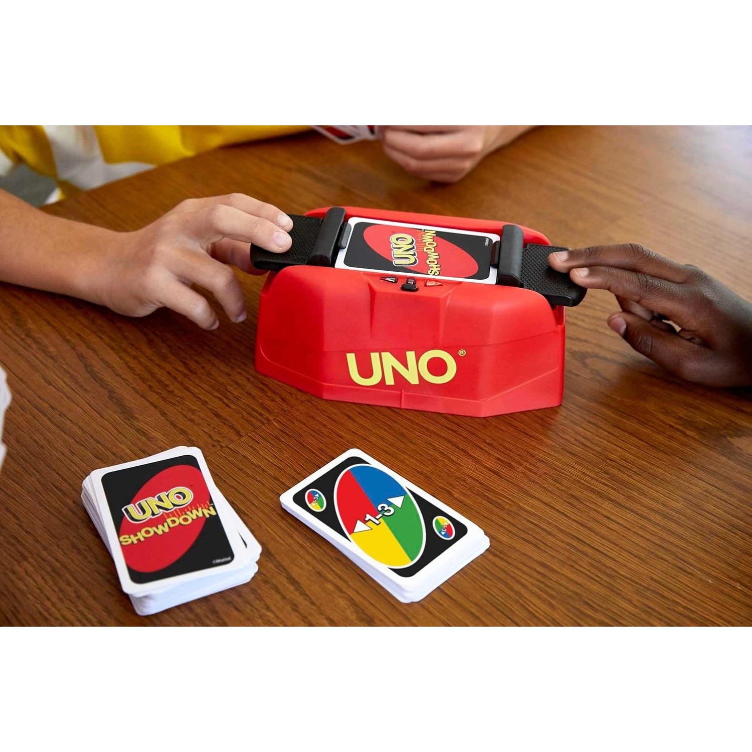 Juego UNO Showdown rojo, cartas de juego en mesa, diversión en grupo