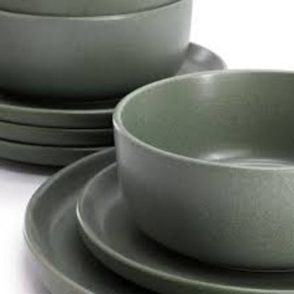 vajilla verde de GIBSON HOME en platos y cuencos, moderna y elegante
