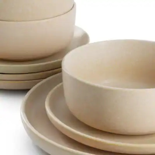 vajilla beige de GIBSON HOME, tazones y platos apilados, cocina moderna