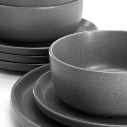 vajilla gris de GIBSON HOME, platos y boles apilados, ideal para mesa moderna