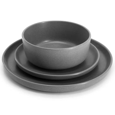 vajilla gris, platos y cuencos, juego de mesa para comidas