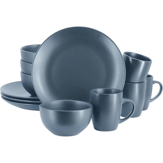 vajilla azul clara, platos y tazas, vista del conjunto