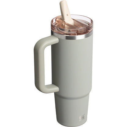 Vaso Stanley Quencher 30oz gris con tapa y sorbete, ideal para mantener bebidas frías