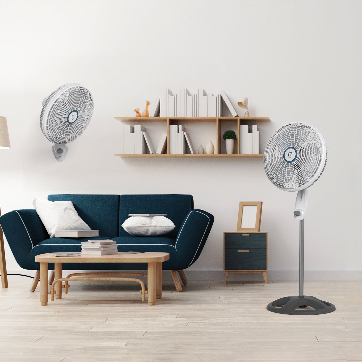 Ventilador blanco de pie en sala de estar moderna con sofá azul