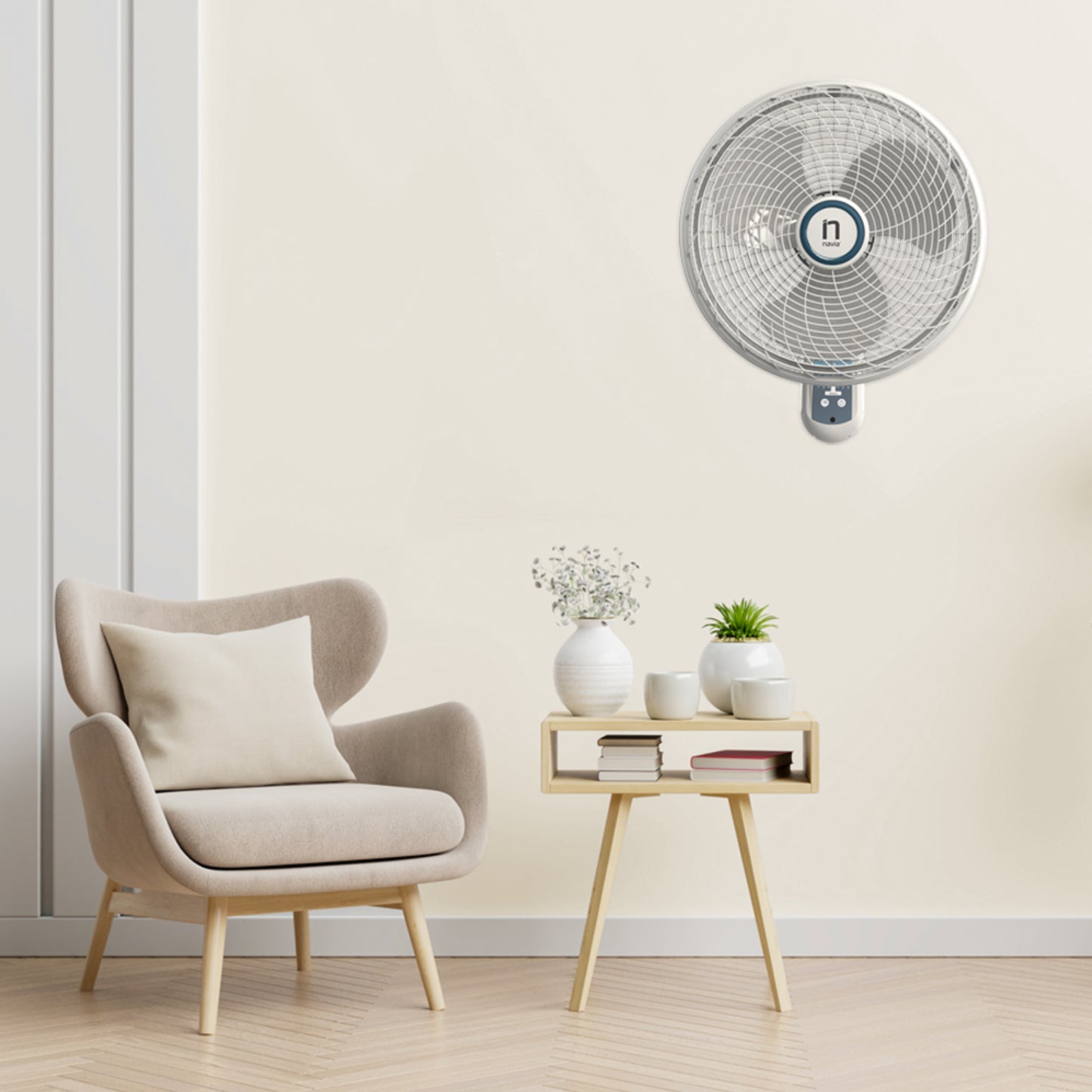 Ventilador de pared NAVIA negro, instalado en sala moderna con sillón