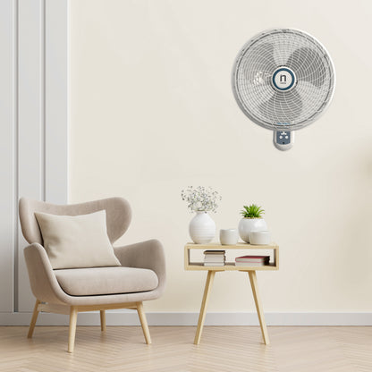 Ventilador de pared NAVIA negro, instalado en sala moderna con sillón