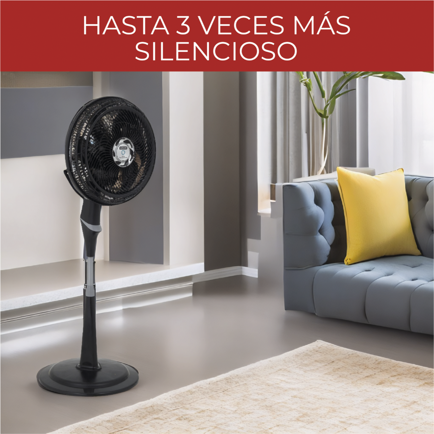 Ventilador pedestal 18 pulgadas negro marca Samurai en sala moderna con cojín amarillo