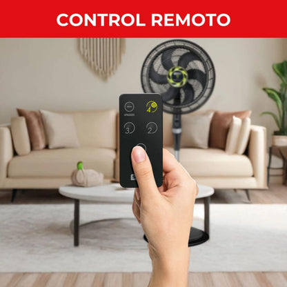 Ventilador silencioso negro con control remoto, en sala acogedora